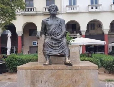 Θεσσαλονίκη: Έγραψαν με σπρέι «Ελλάδα, σκάσε» στο άγαλμα του Αριστοτέλη (φωτο)